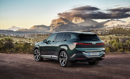 2027 BMW X5 40 xDrive Rear Three-Quarter Wallpaper 450x275 (22)