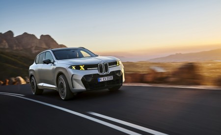 2027 BMW X5 M60e xDrive Front Three-Quarter Wallpaper 450x275 (30)