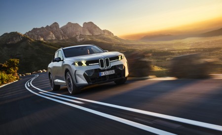 2027 BMW X5 M60e xDrive Front Wallpaper 450x275 (31)