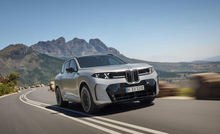 2027 BMW X5 M60e xDrive Front Wallpaper 450x275 (14)