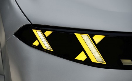 2027 BMW X5 M60e xDrive Headlight Wallpaper 450x275 (41)