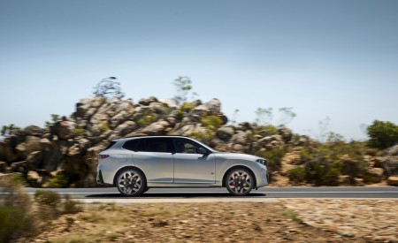 2027 BMW X5 M60e xDrive Side Wallpaper 450x275 (21)