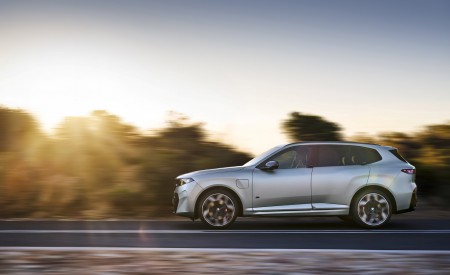 2027 BMW X5 M60e xDrive Side Wallpaper 450x275 (32)
