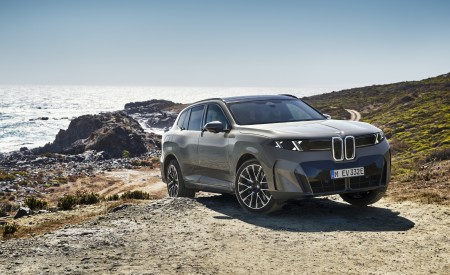 2027 BMW iX5 60 xDrive Front Three-Quarter Wallpaper 450x275 (35)