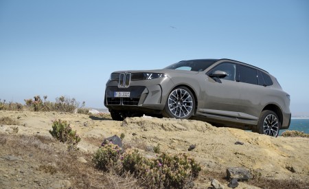 2027 BMW iX5 60 xDrive Front Three-Quarter Wallpaper 450x275 (32)