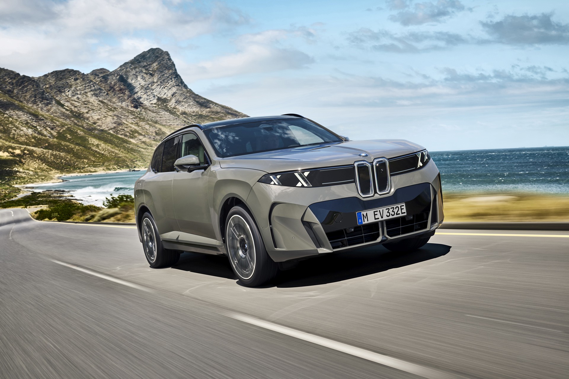 Download 2027 BMW iX5 60 xDrive car wallpapers in HD and 4K for your desktop, phone or tablet.