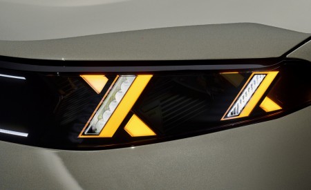 2027 BMW iX5 60 xDrive Headlight Wallpaper 450x275 (90)