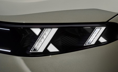 2027 BMW iX5 60 xDrive Headlight Wallpaper 450x275 (91)