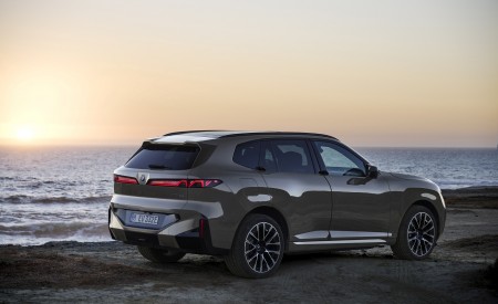 2027 BMW iX5 60 xDrive Rear Three-Quarter Wallpaper 450x275 (53)