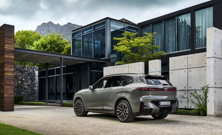2027 BMW iX5 60 xDrive Rear Three-Quarter Wallpaper 450x275 (46)