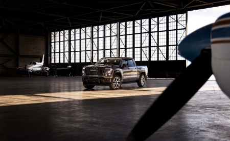 2027 GMC Sierra 1500 Denali Ultimate Front Three-Quarter Wallpaper 450x275 (5)