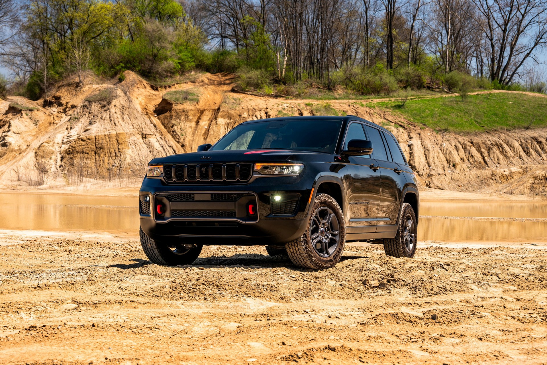 Download 2027 Jeep Grand Cherokee Trailhawk car wallpapers in HD and 4K for your desktop, phone or tablet.