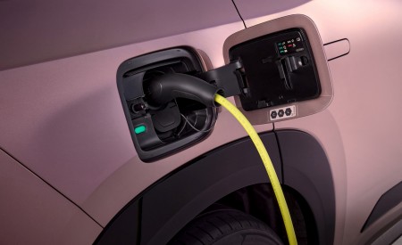 2027 Skoda Peaq Charging Wallpaper 450x275 (13)