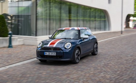 2026 Mini Cooper Oxford Edition Front Three-Quarter Wallpaper 450x275 (22)
