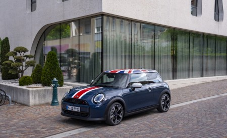 2026 Mini Cooper Oxford Edition Front Three-Quarter Wallpaper 450x275 (23)