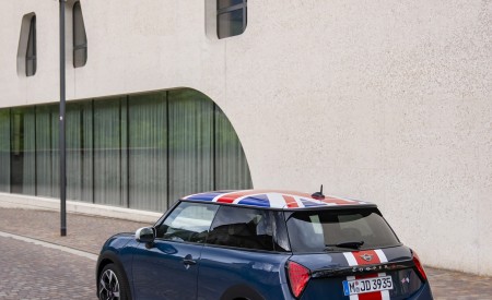 2026 Mini Cooper Oxford Edition Rear Three-Quarter Wallpaper 450x275 (12)