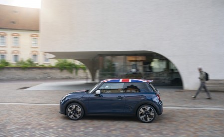 2026 Mini Cooper Oxford Edition Side Wallpaper 450x275 (32)
