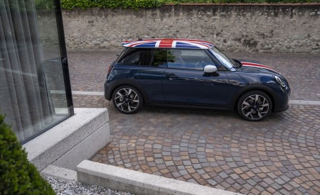 2026 Mini Cooper Oxford Edition Side Wallpaper 450x275 (18)