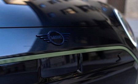 2026 Mini Cooper SE Paul Smith Edition Badge Wallpaper 450x275 (19)