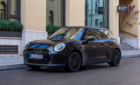 2026 Mini Cooper SE Paul Smith Edition Front Three-Quarter Wallpaper 450x275 (5)