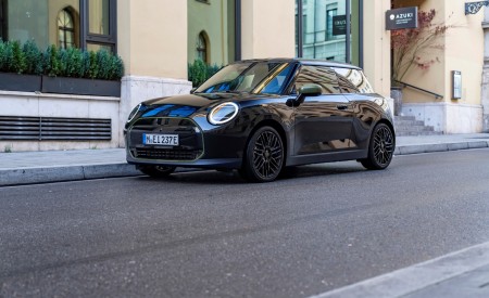 2026 Mini Cooper SE Paul Smith Edition Front Three-Quarter Wallpaper 450x275 (6)