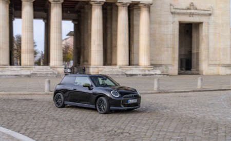 2026 Mini Cooper SE Paul Smith Edition Front Three-Quarter Wallpaper 450x275 (7)