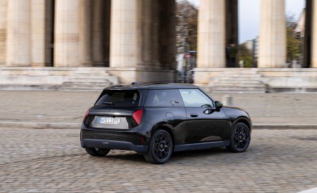 2026 Mini Cooper SE Paul Smith Edition Rear Three-Quarter Wallpaper 450x275 (9)