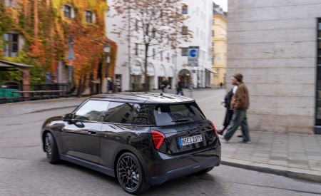 2026 Mini Cooper SE Paul Smith Edition Rear Three-Quarter Wallpaper 450x275 (10)