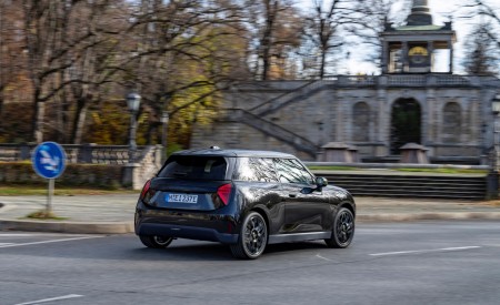 2026 Mini Cooper SE Paul Smith Edition Rear Three-Quarter Wallpaper 450x275 (13)