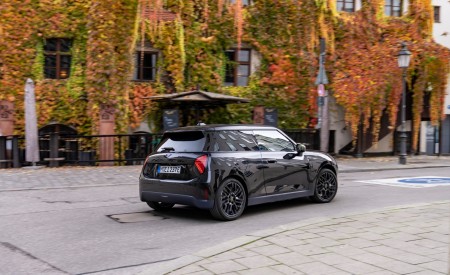 2026 Mini Cooper SE Paul Smith Edition Rear Three-Quarter Wallpaper 450x275 (3)