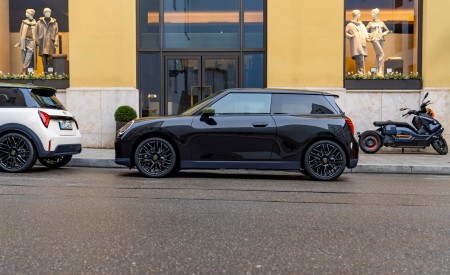 2026 Mini Cooper SE Paul Smith Edition Side Wallpaper 450x275 (14)