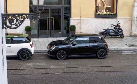 2026 Mini Cooper SE Paul Smith Edition Side Wallpaper 450x275 (15)