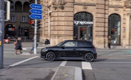 2026 Mini Cooper SE Paul Smith Edition Side Wallpaper 450x275 (12)
