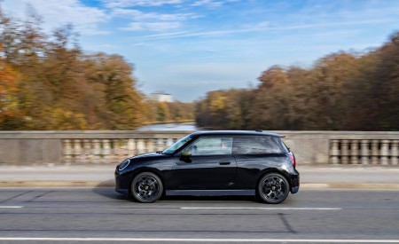 2026 Mini Cooper SE Paul Smith Edition Side Wallpaper 450x275 (16)