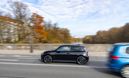 2026 Mini Cooper SE Paul Smith Edition Side Wallpaper 450x275 (17)