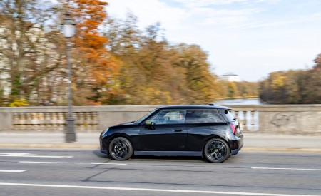 2026 Mini Cooper SE Paul Smith Edition Side Wallpaper 450x275 (18)