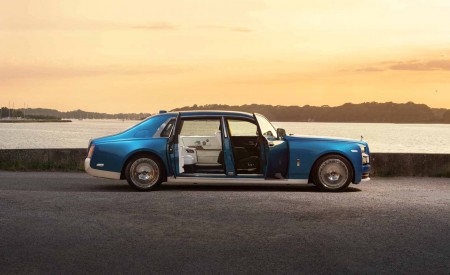 2026 Rolls-Royce Phantom Extended Regatta Side Wallpaper 450x275 (4)