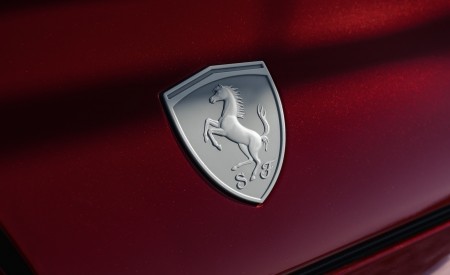2027 Ferrari 12Cilindri Manuale Badge Wallpaper 450x275 (25)