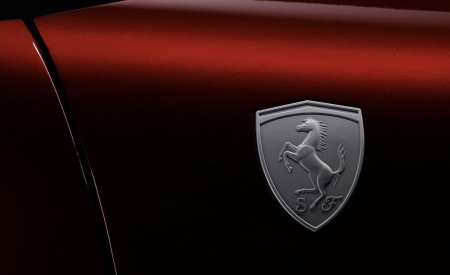 2027 Ferrari 12Cilindri Manuale Badge Wallpaper 450x275 (24)