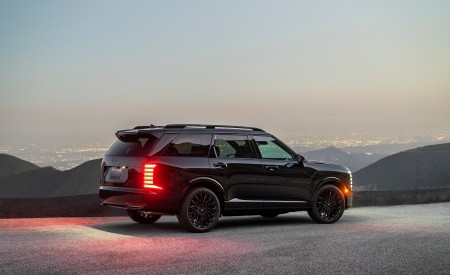 2027 Hyundai Palisade Hybrid Calligraphy Black Ink Edition Rear Three-Quarter Wallpaper 450x275 (2)
