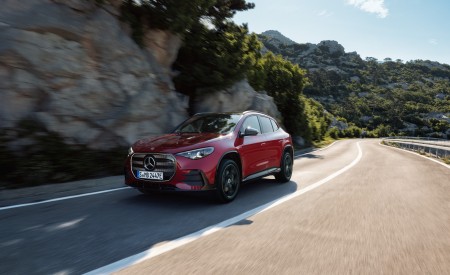 2027 Mercedes-Benz GLA Front Three-Quarter Wallpaper 450x275 (17)