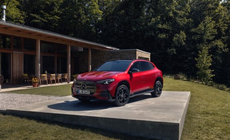 2027 Mercedes-Benz GLA Front Three-Quarter Wallpaper 450x275 (12)