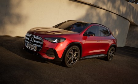 2027 Mercedes-Benz GLA Front Three-Quarter Wallpaper 450x275 (8)