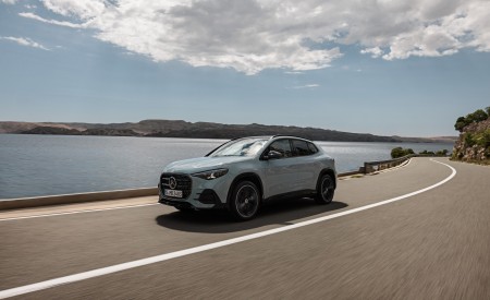 2027 Mercedes-Benz GLA Hybrid Front Three-Quarter Wallpaper 450x275 (11)