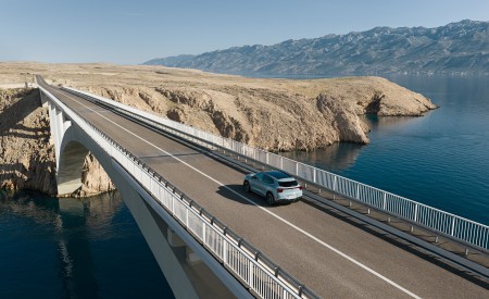 2027 Mercedes-Benz GLA Hybrid Rear Three-Quarter Wallpaper 450x275 (16)