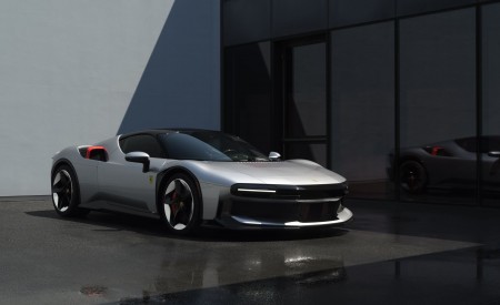2026 Ferrari CZ26 Front Three-Quarter Wallpaper 450x275 (7)