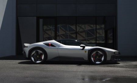 2026 Ferrari CZ26 Side Wallpaper 450x275 (4)