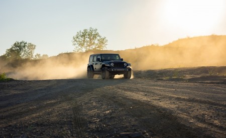 2027 Jeep Wrangler Smoky Mountain Front Three-Quarter Wallpaper 450x275 (3)