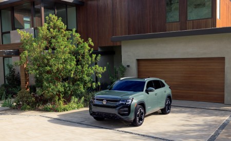 2027 Volkswagen Atlas Cross Sport Front Three-Quarter Wallpaper 450x275 (4)