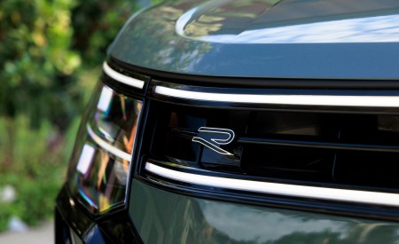 2027 Volkswagen Atlas Cross Sport Grille Wallpaper 450x275 (9)